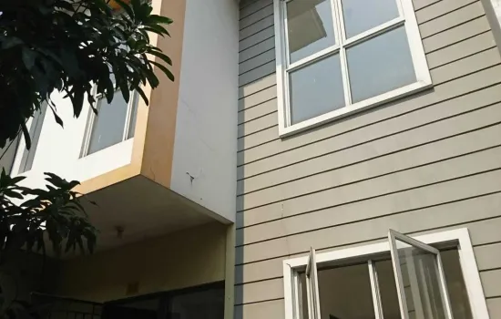 Dijual rumah 2 lantai , Jakarta Barat. Lokasi tenang dekat .