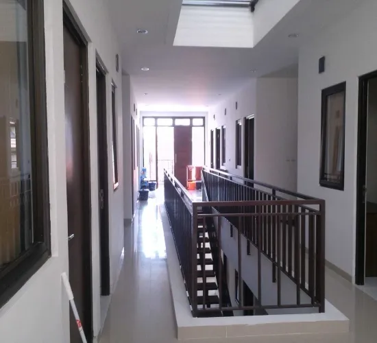 Rumah Kost 2,5 lantai, KT 27+1 KM 10+1 Full AC, 16.500 W,SHM