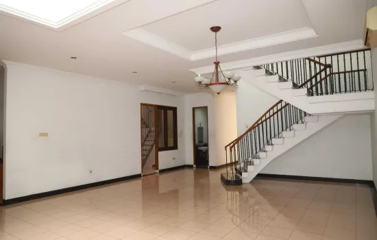 Rumah 2½ lantai split level Puri Indah blok i dkt Ipeka