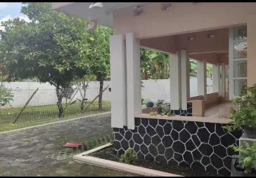 Rumah lama heritage style berhalaman luas di Solo