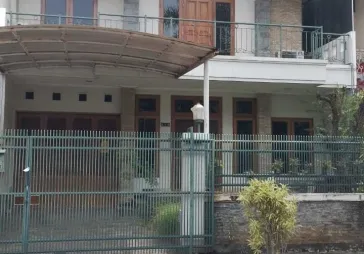 Rumah siap huni di Puri Kencana blok K, luas 180 m², selatan