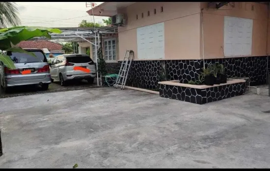 Rumah lama heritage style berhalaman luas di Solo