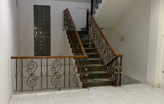 Terletak di jalan raya dan bisa utk usaha