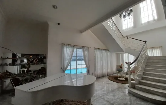 Dijual rumah mewah di Puri Indah