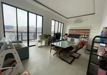 Rumah Rapi 3 Lantai Puri Mansion