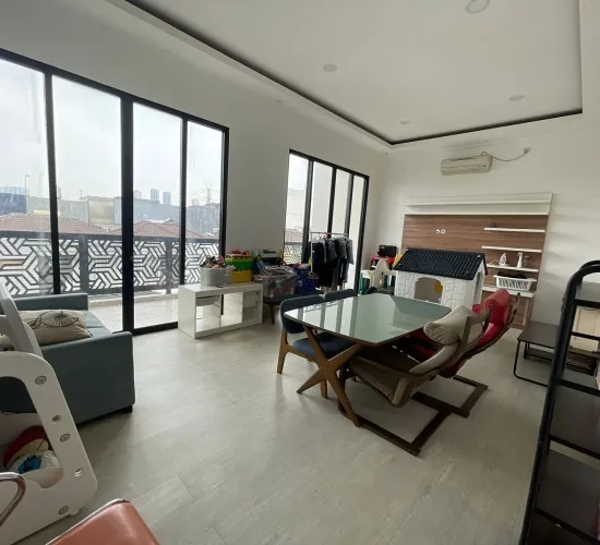 Rumah Rapi 3 Lantai Puri Mansion