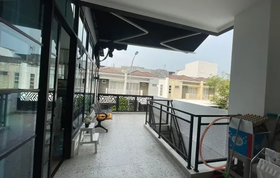 Rumah Rapi 3 Lantai Puri Mansion
