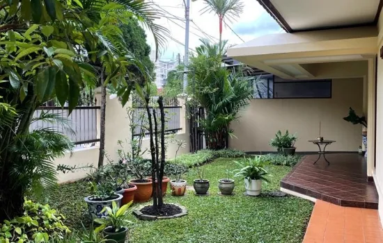 Rumah 2 lantai, hoek utara barat, KT 3+1 KM 3+1, SHM, FF