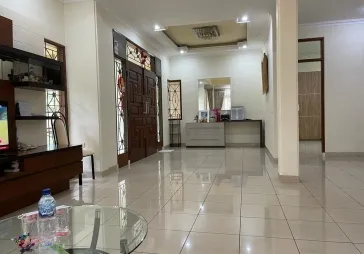 Rumah 2 lantai, hoek utara barat, KT 3 1 KM 3 1, SHM, FF