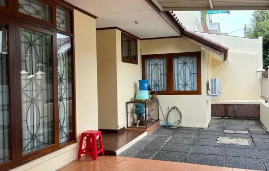 Rumah 2 lantai, hoek utara barat, KT 3+1 KM 3+1, SHM, FF