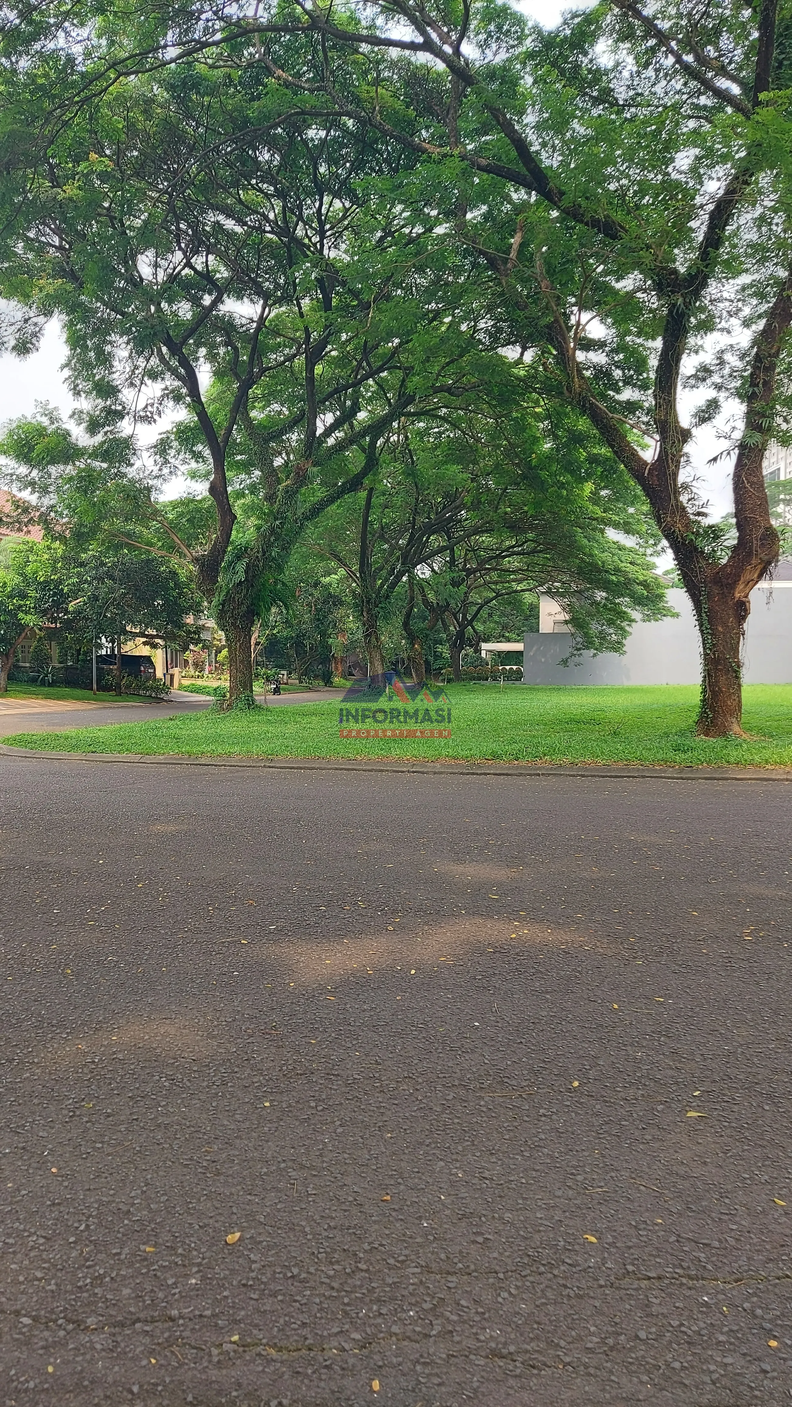 Lokasi sangat strategis,pinggir jalan raya