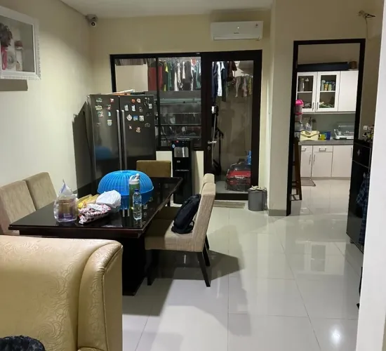 RumaH 2 lantai 3KT+1 3KM +1 siap huni hadap barat