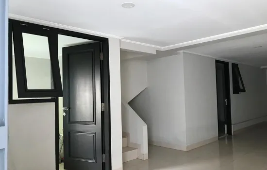 Rumah baru 3 Lt 4 KT +3 KM 5+1 S pool  kebayoran baru