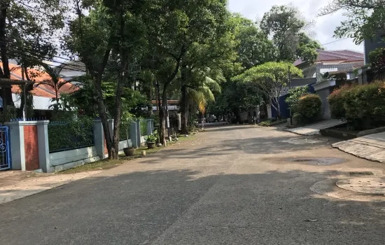 Rumah tua lokasi premium Kebayora baru  jalan lebar