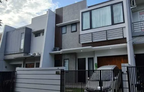 Rumah bagus  2 lantai ,bersih , rapi  , siap huni