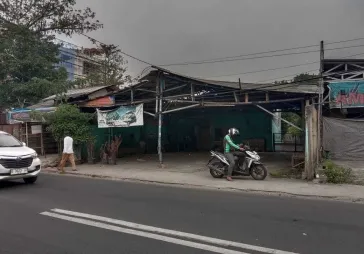 Dijual Komersil ada beberapa bangunan rumah induk, gudang