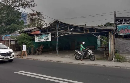 Dijual Komersil ada beberapa bangunan rumah induk, gudang