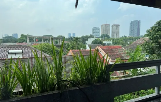 Rumah 2 lantai , lokasi sangat bagus dan strategis