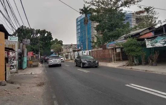 Dijual Komersil ada beberapa bangunan rumah induk, gudang
