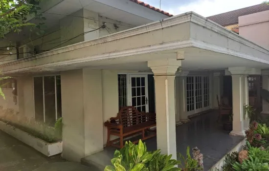Dijual rumah besar dipinggir jalan Salemba 1