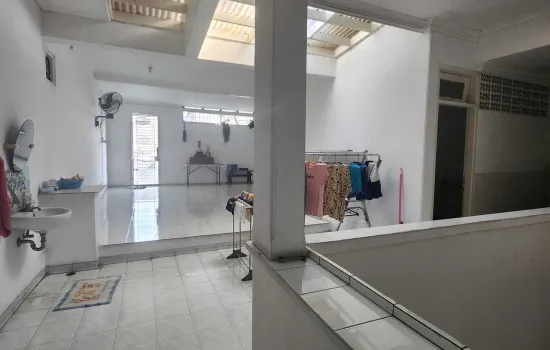 Taman Palem LT 200m2 3 lantai 4KT 4KM