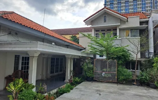 Dijual rumah besar dipinggir jalan Salemba 1