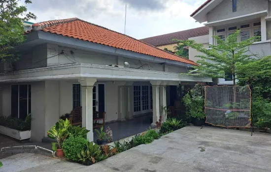 Dijual rumah besar dipinggir jalan Salemba 1