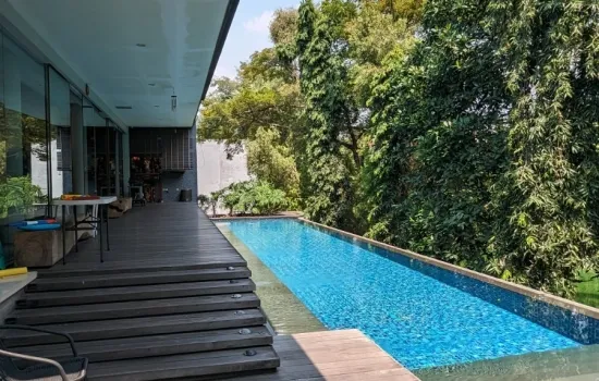 Rumah besar dan super mewah di Pantai Indah Kapuk