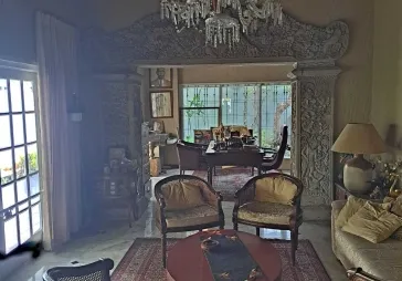 Dijual rumah besar dipinggir jalan Salemba 1