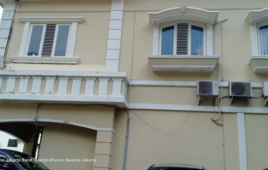 Ruko Hoek parkir luas banyak di cari