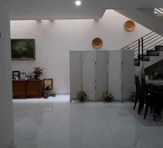Rumah bagus 2 lantai  4+1 KM 3+1 1 gudang siap huni