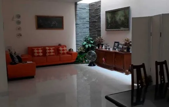 Rumah bagus 2 lantai  4+1 KM 3+1 1 gudang siap huni