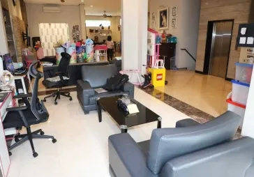 Rumah JL Boulevard..Permata Buana..Luas 250 m .3 lantai..