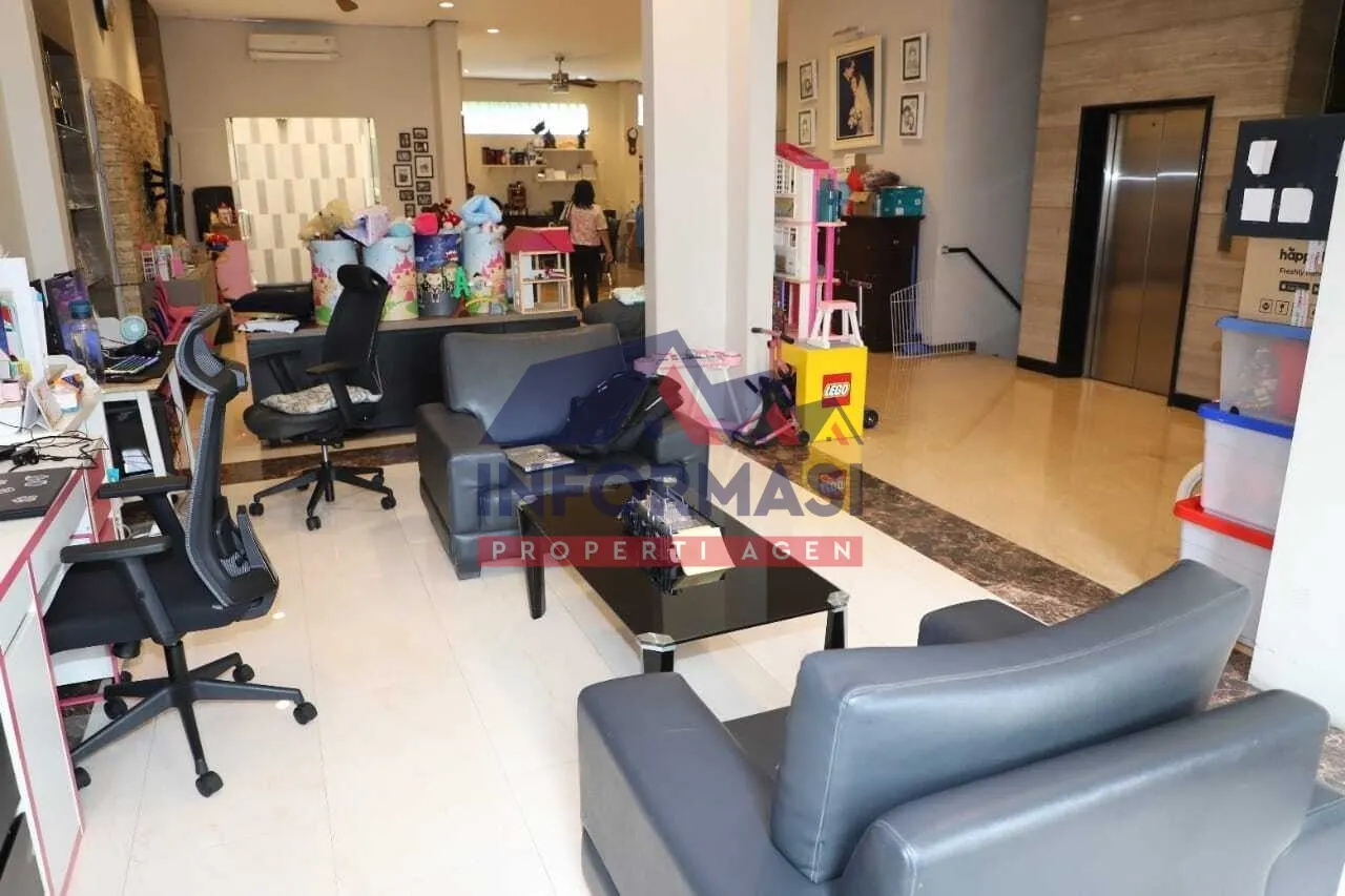 Rumah JL Boulevard..Permata Buana..Luas 250 m .3 lantai..