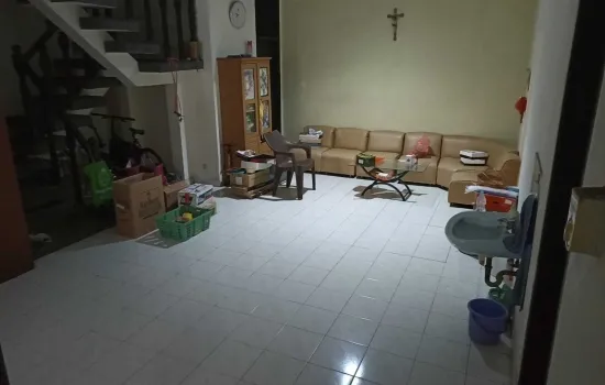 Rumah Strategis 2 lantai di Puri Indah blok A, Jak-Bar