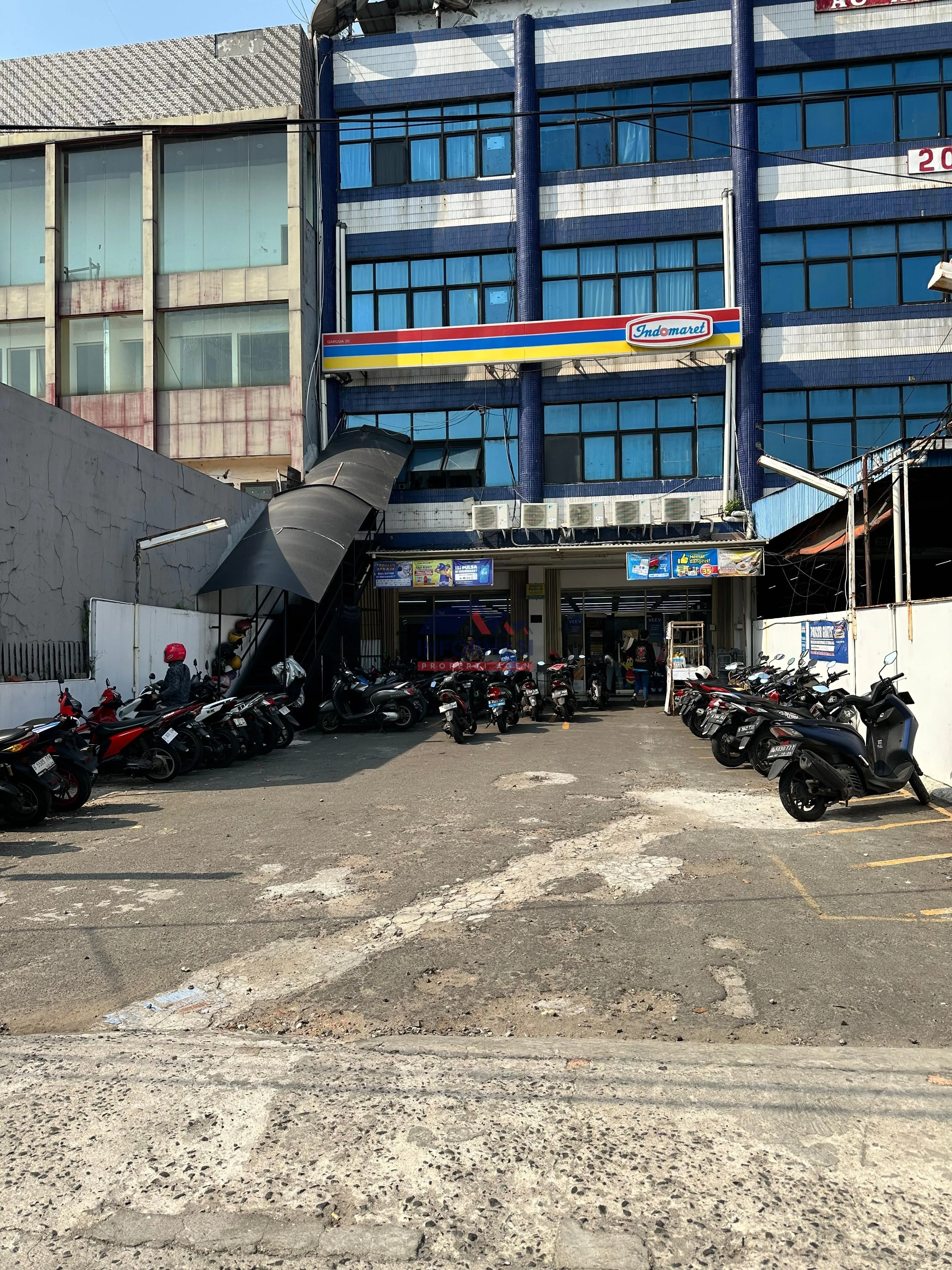 Ruko Gandeng 4 lantai. jl. Garuda. Disewakan lantai dasar