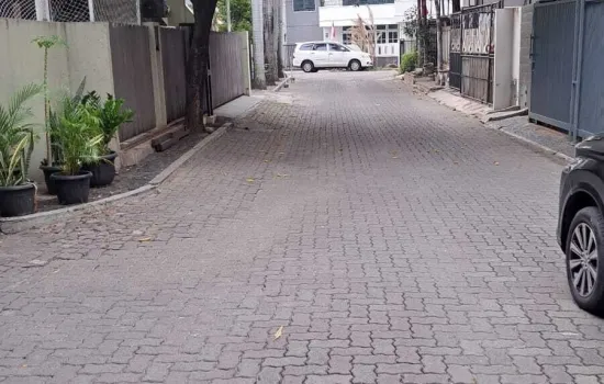 Dijual rumah hoek, 2 lantai, model minimalis modern