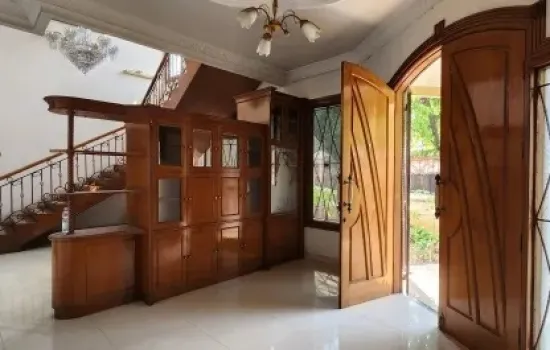 Rumah Hoek Puri Indah, lt 330 m2.  Dekat pusat bisnis