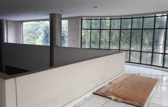 Gedung  3 in 1 untuk Office , Resto dan kost  lokasi premium