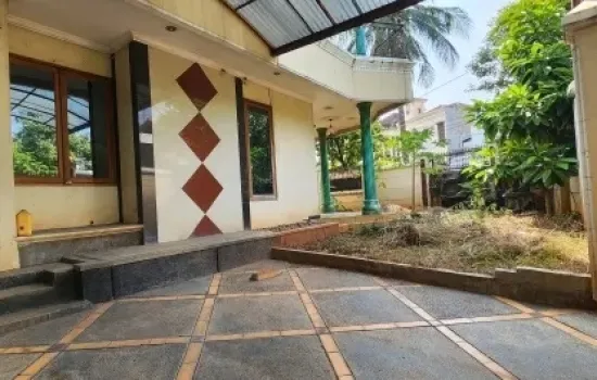 Rumah Hoek Puri Indah, lt 330 m2.  Dekat pusat bisnis