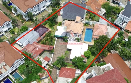 Rumah  berhalaman luas di area strategis Jakarta Selatan