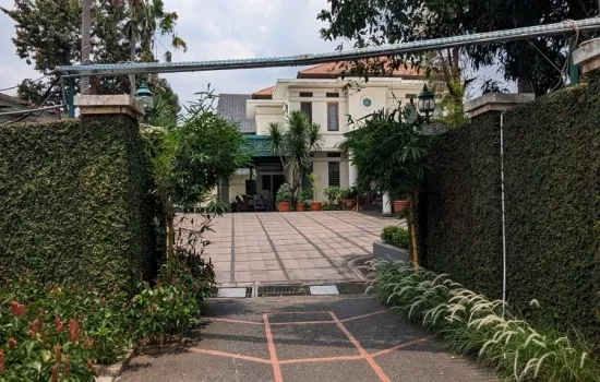 Rumah  berhalaman luas di area strategis Jakarta Selatan