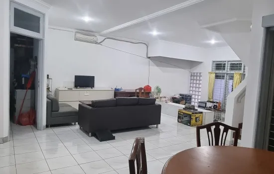 DIJUAL RUMAH HADAP BARAT DAYA DEPAN TAMAN @ PURI KENCANA