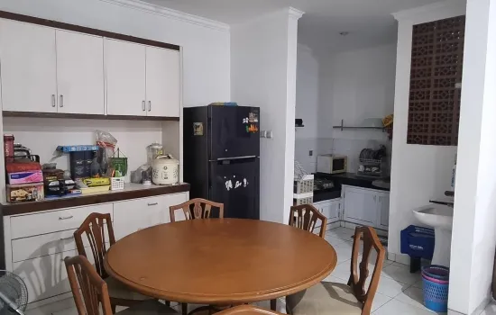 DIJUAL RUMAH HADAP BARAT DAYA DEPAN TAMAN @ PURI KENCANA