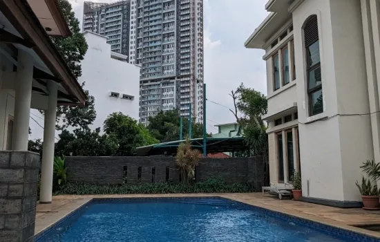 Rumah  berhalaman luas di area strategis Jakarta Selatan