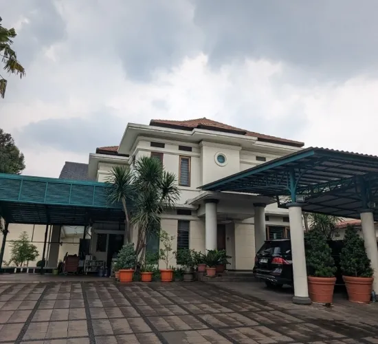 Rumah  berhalaman luas di area strategis Jakarta Selatan