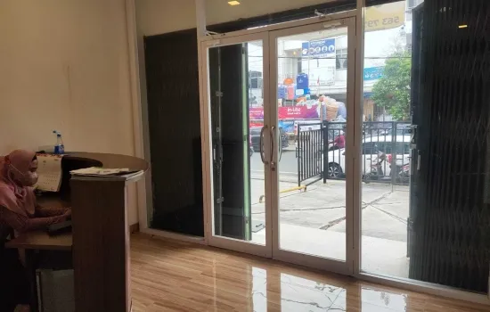 Disewakan Ruko di Jl. Raya Tanjung Duren, Jakarta Barat.