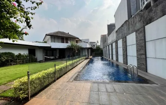 Tanah luas, ada kolam renang