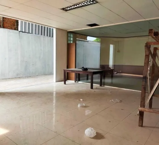 Dijual Cepat atau Disewa Bangunan Rumah & Gudang di Jl. Raya