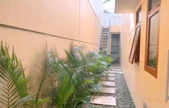Dijual Rumah bagus dan siap huni, 2 lantai, baru direnovasi